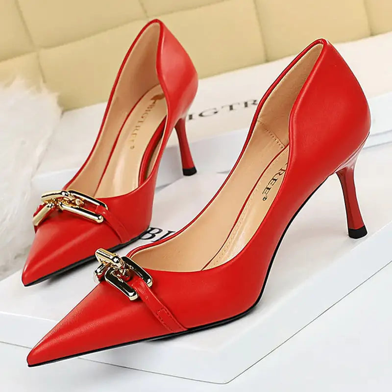 High Heels mit Schnalle und Kette