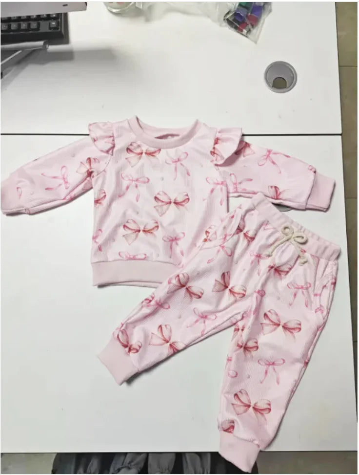 Süßes Set aus Babypullover und Hose mit Schmetterlings-Print