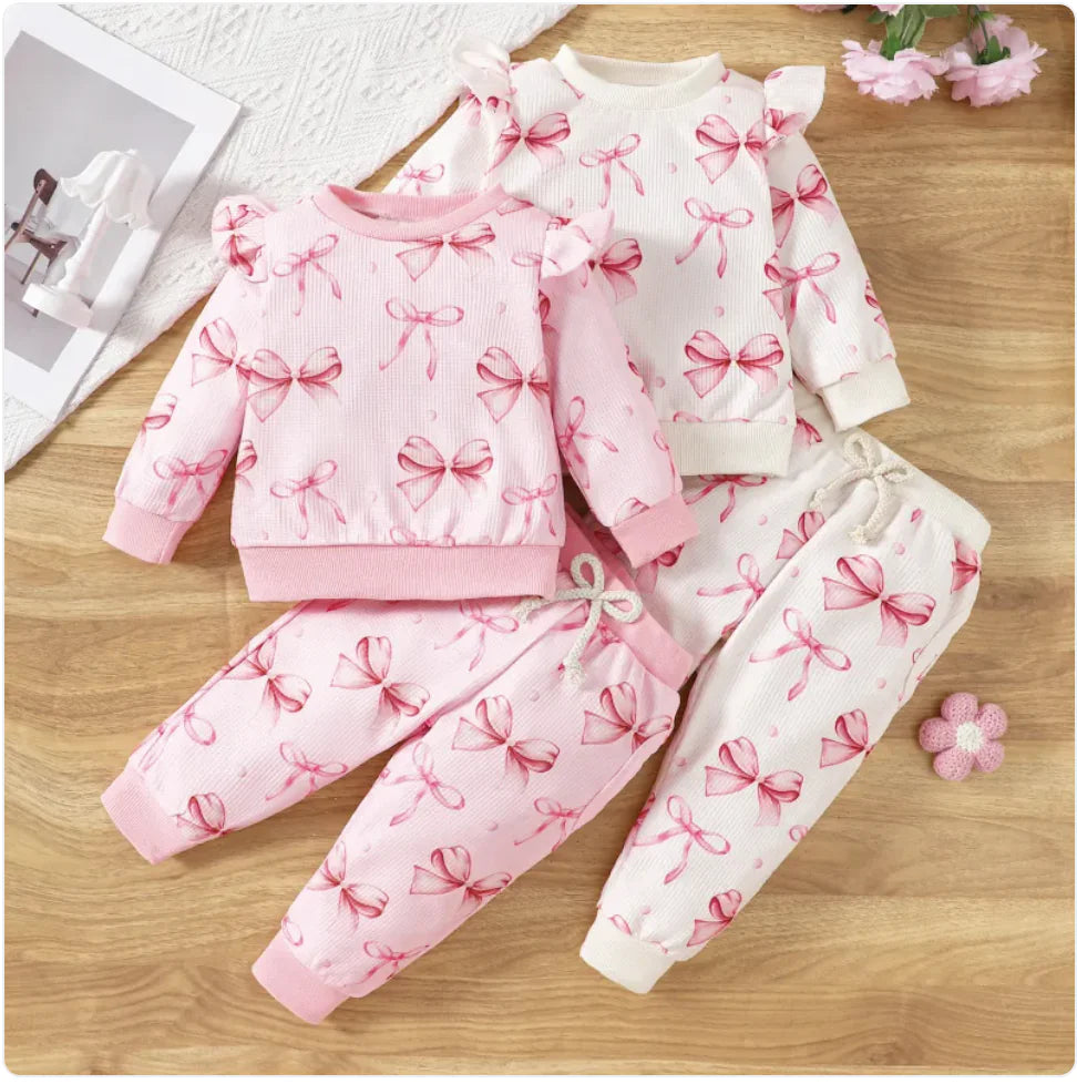 Süßes Set aus Babypullover und Hose mit Schmetterlings-Print