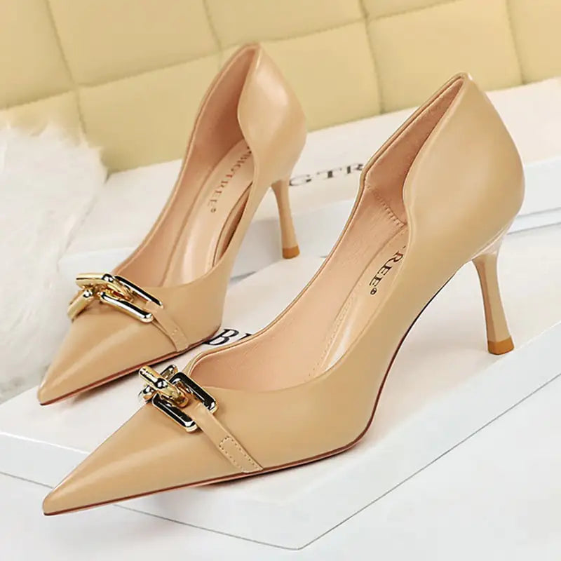 High Heels mit Schnalle und Kette