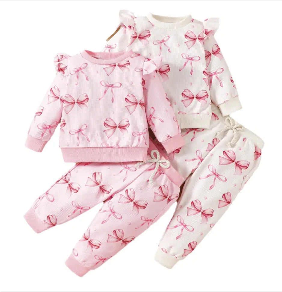 Süßes Set aus Babypullover und Hose mit Schmetterlings-Print