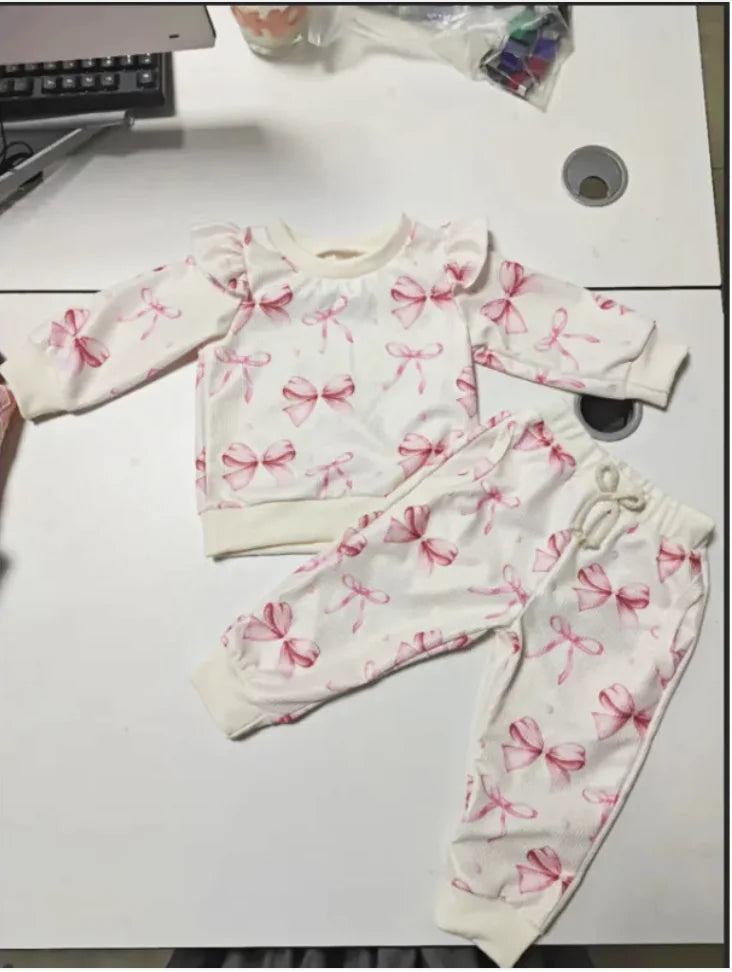 Süßes Set aus Babypullover und Hose mit Schmetterlings-Print