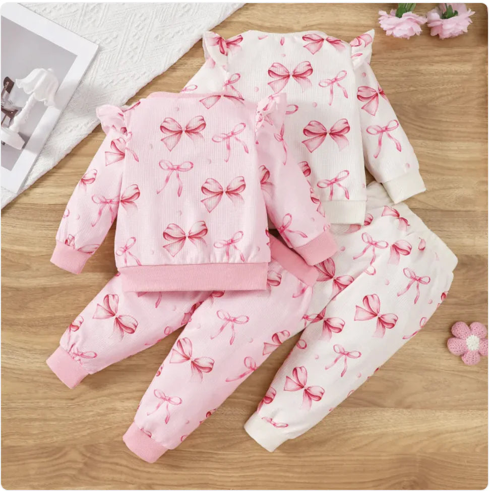 Süßes Set aus Babypullover und Hose mit Schmetterlings-Print