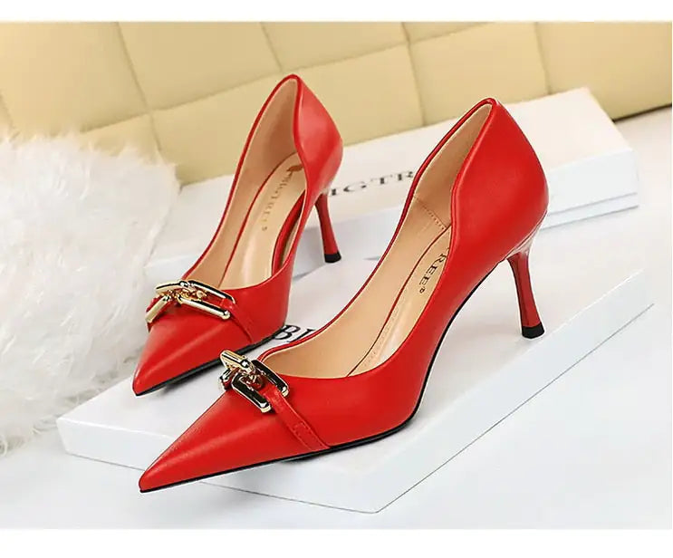 High Heels mit Schnalle und Kette