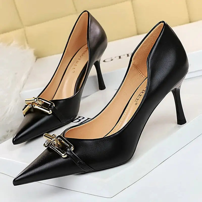 High Heels mit Schnalle und Kette