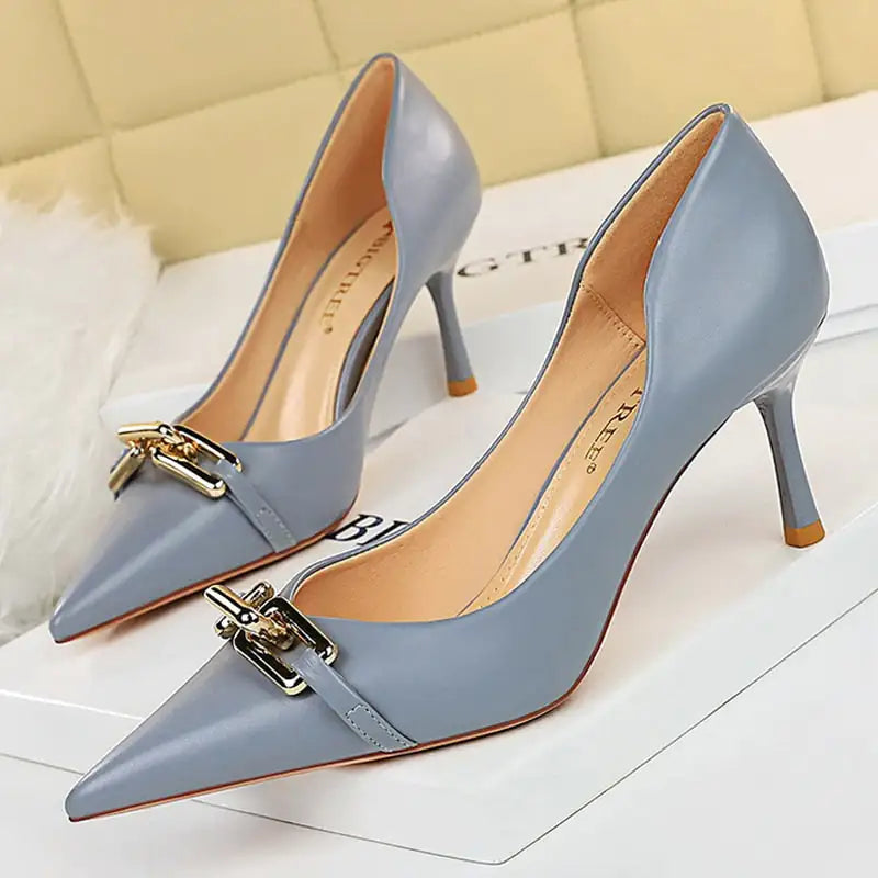 High Heels mit Schnalle und Kette