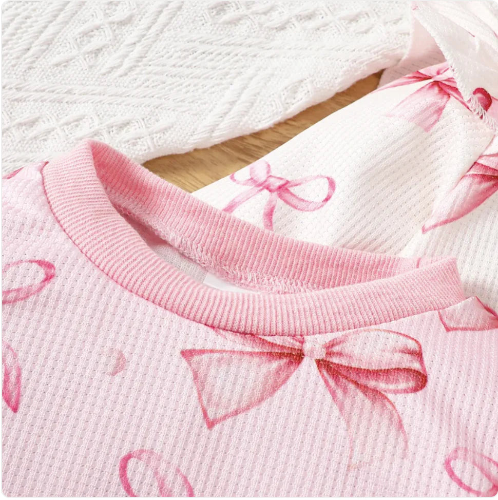 Süßes Set aus Babypullover und Hose mit Schmetterlings-Print